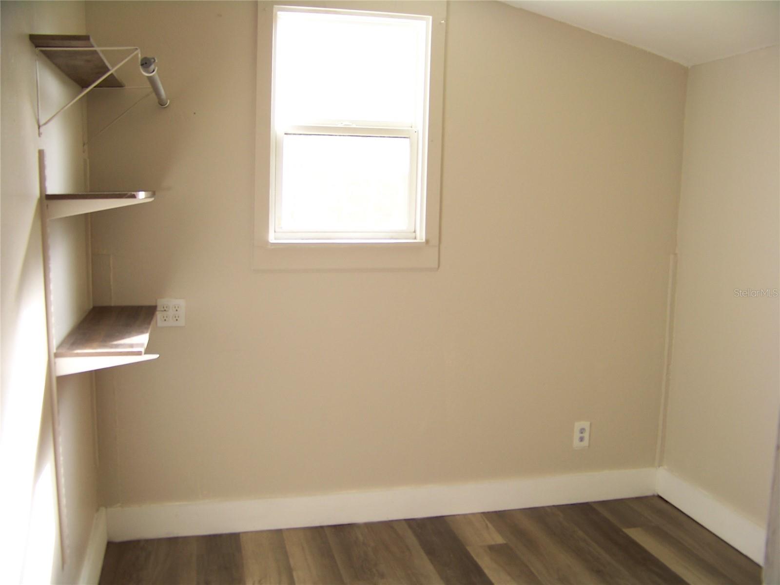 1554 TILLEY AVE — photo 9