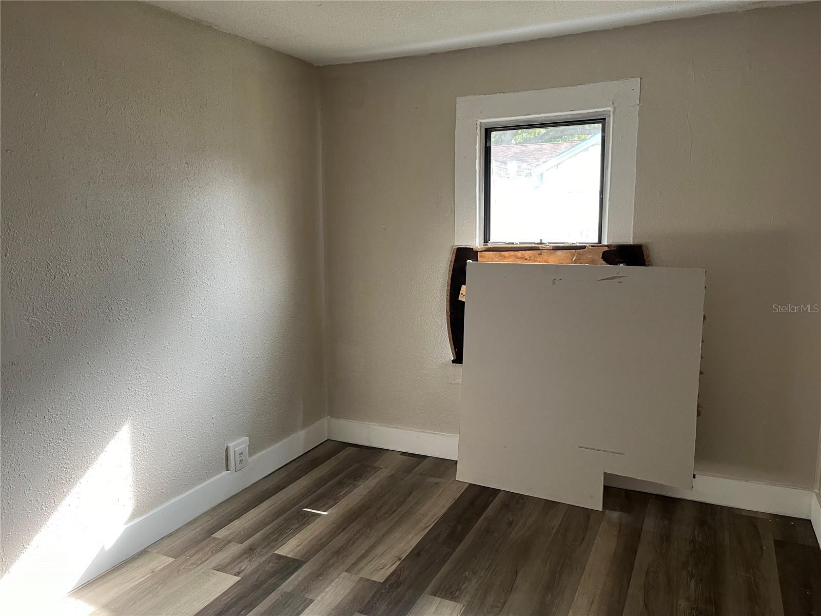 1554 TILLEY AVE — photo 10
