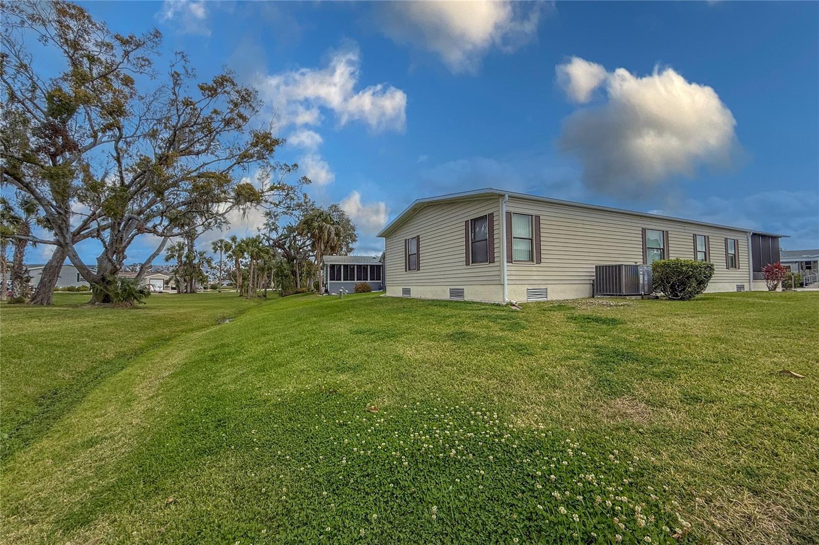 135 HUMMINGBIRD AVE — photo 35