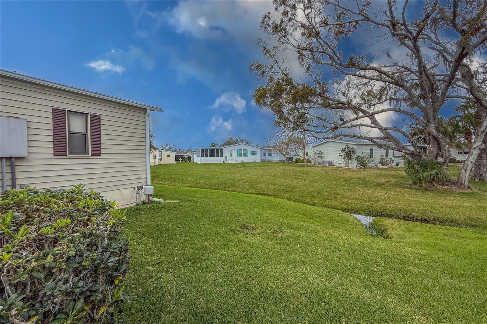 135 HUMMINGBIRD AVE — photo 31