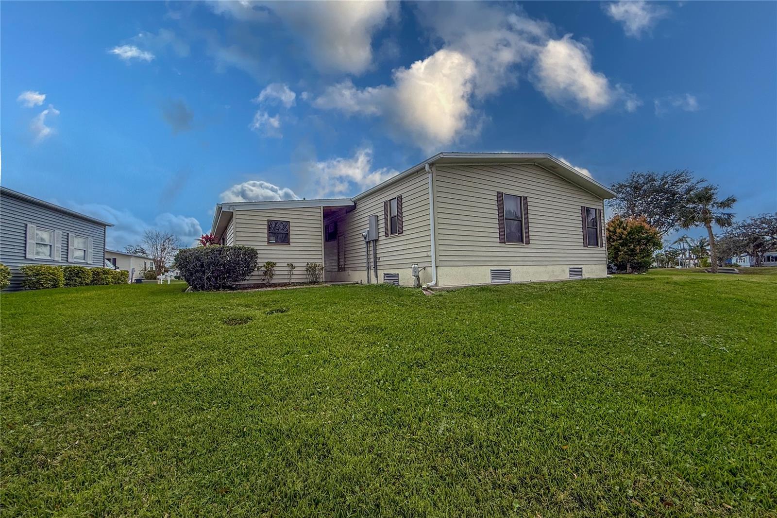 135 HUMMINGBIRD AVE — photo 32