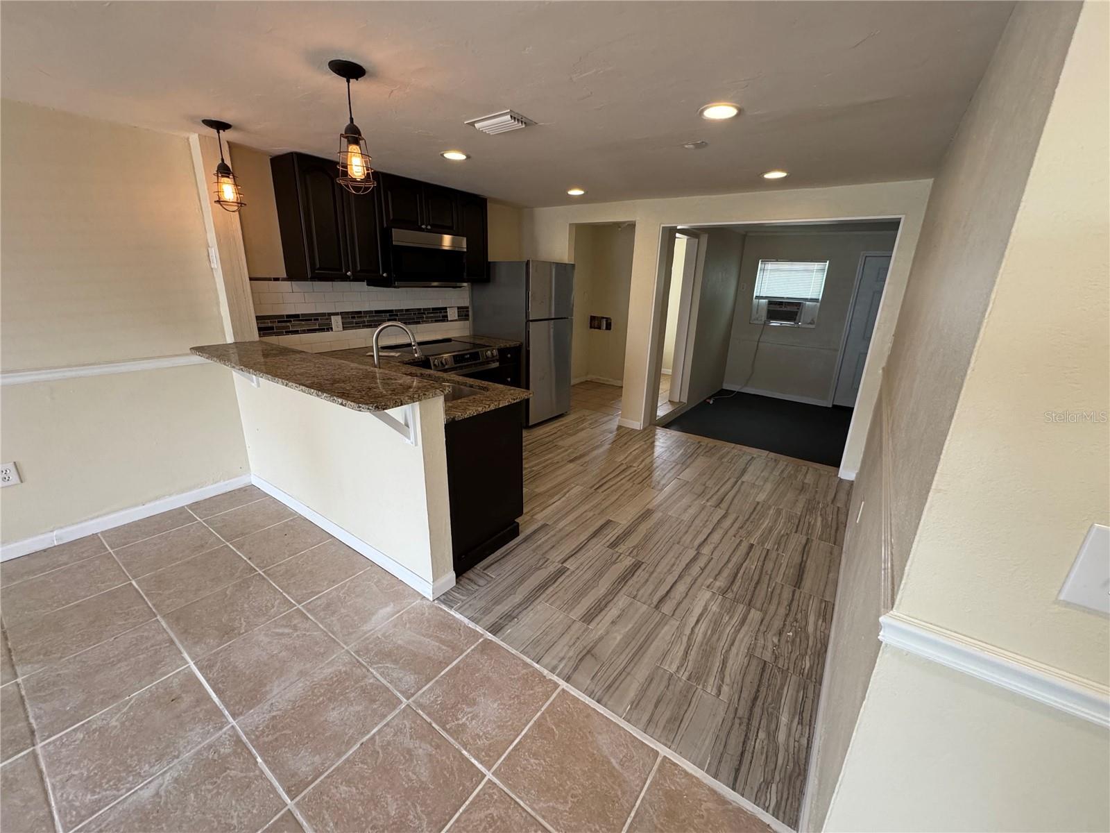 2111 FORKED CREEK DR — photo 3
