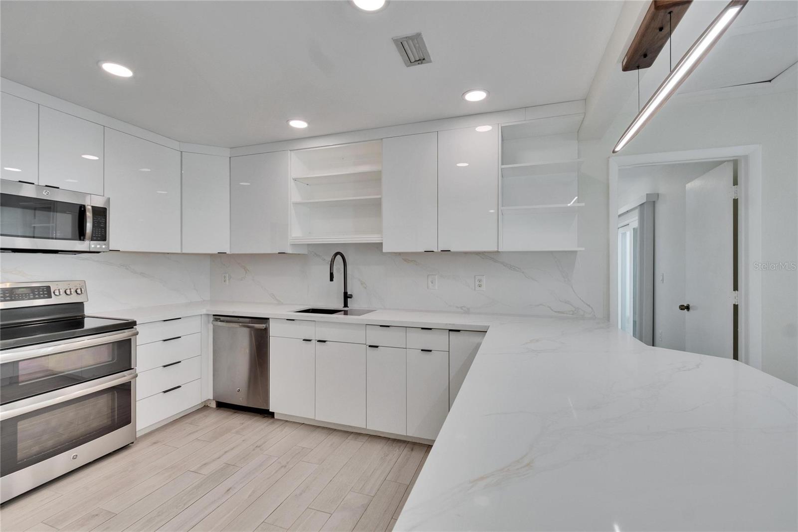 370 S WOODLANDS DR — photo 28