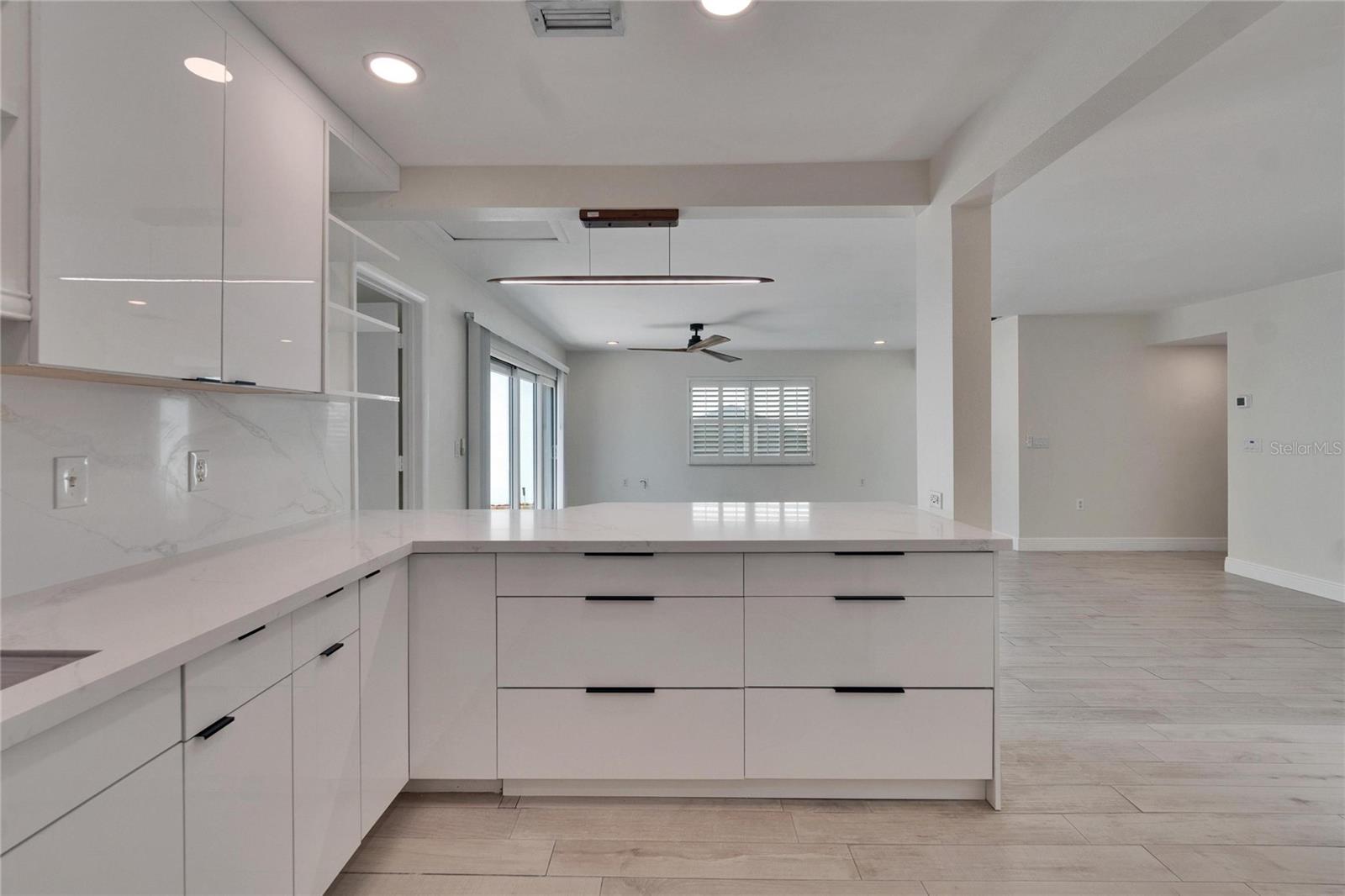 370 S WOODLANDS DR — photo 26