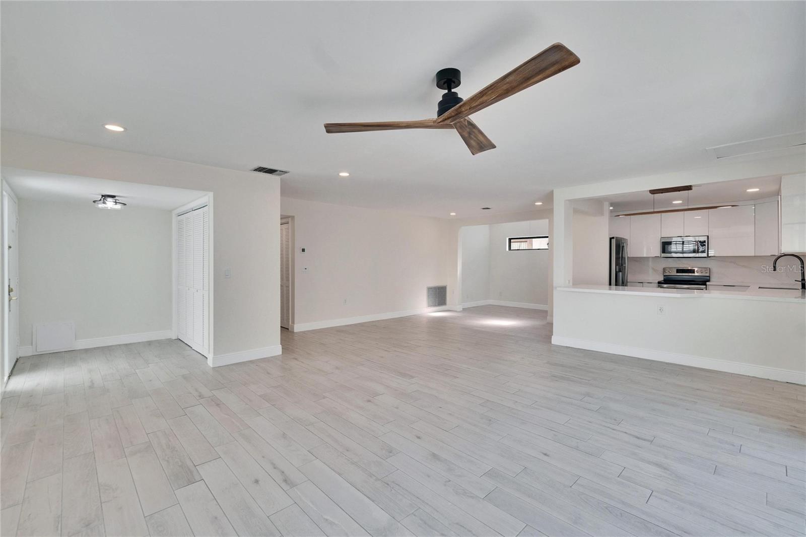 370 S WOODLANDS DR — photo 21