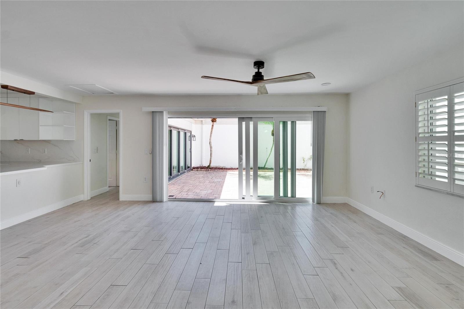 370 S WOODLANDS DR — photo 20