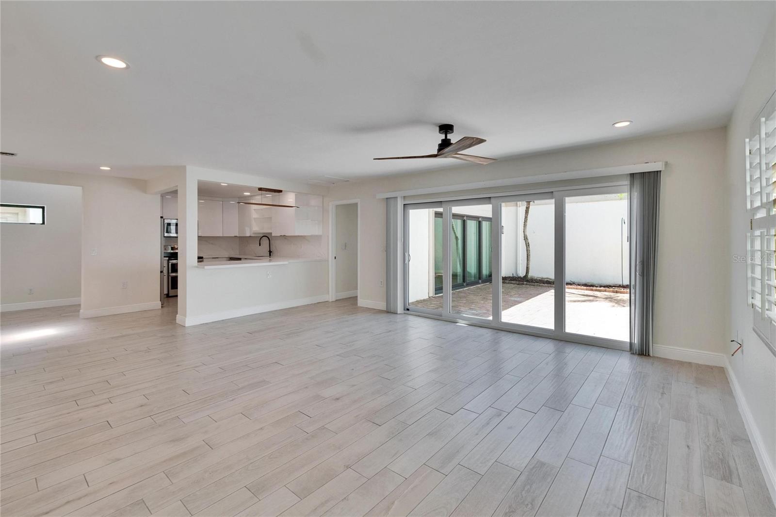 370 S WOODLANDS DR — photo 17