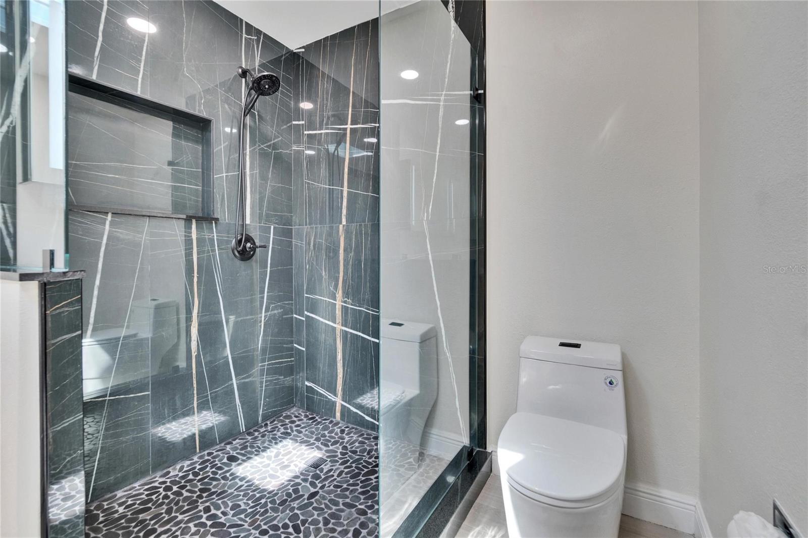 370 S WOODLANDS DR — photo 38