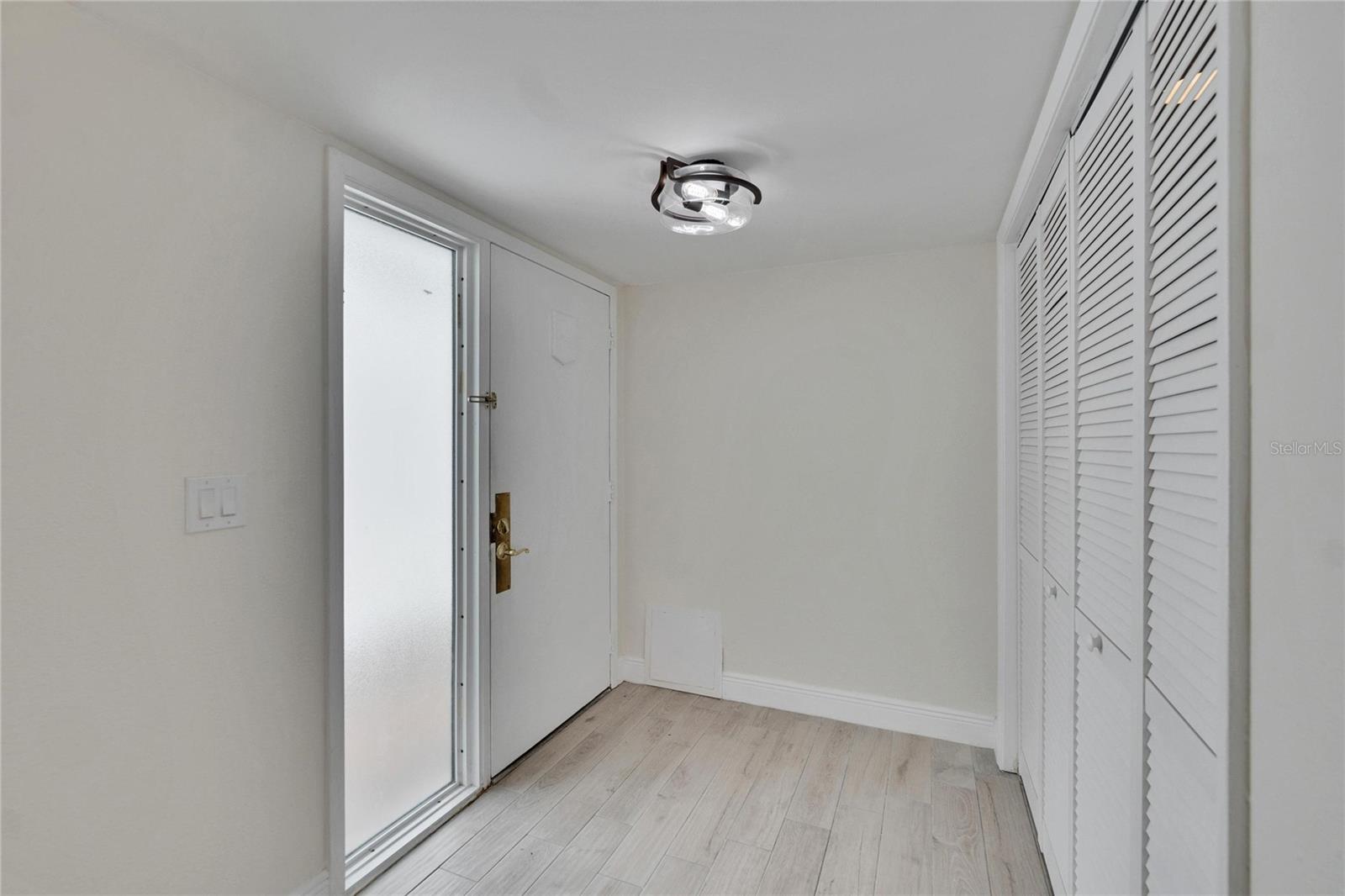 370 S WOODLANDS DR — photo 15