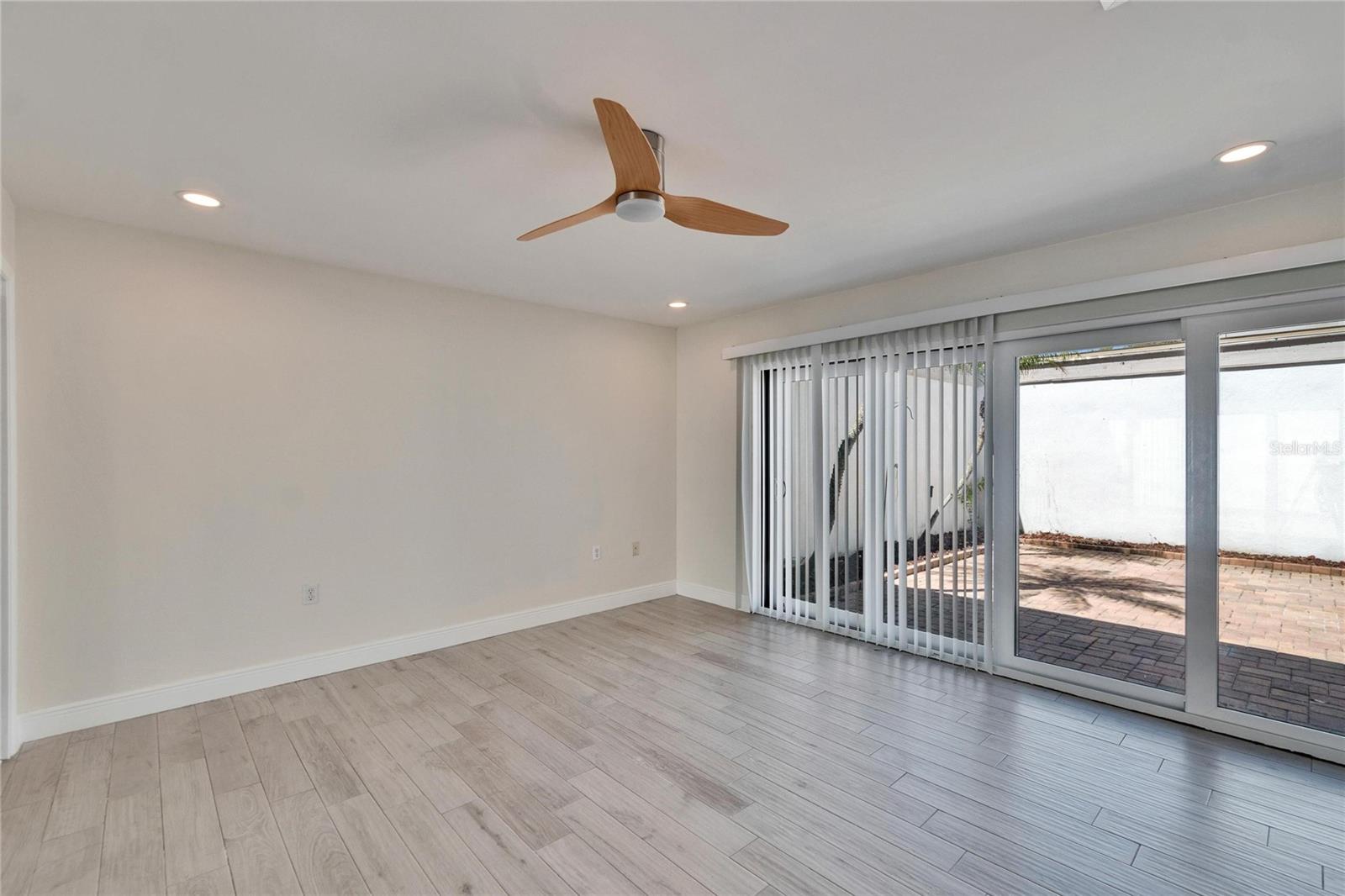 370 S WOODLANDS DR — photo 33