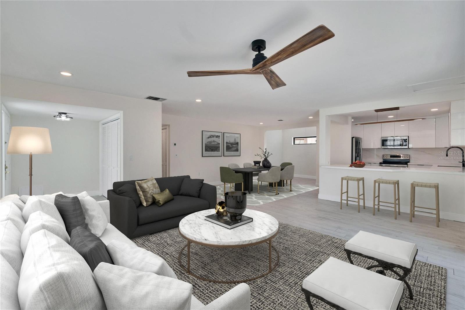 370 S WOODLANDS DR — photo 2