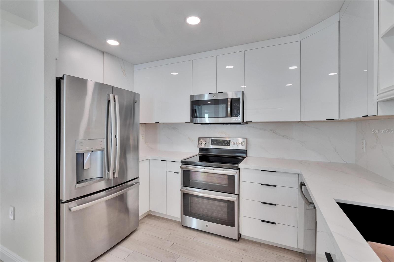 370 S WOODLANDS DR — photo 25