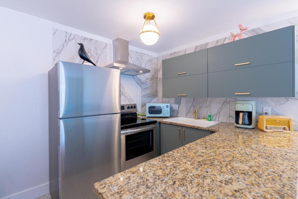 648 POINSETTIA AVE — photo 3