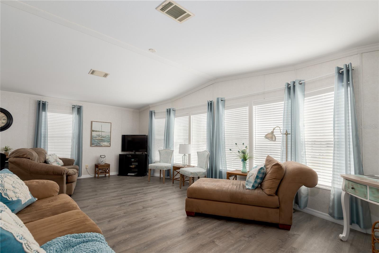 3309 BERNADETTE DR — photo 4