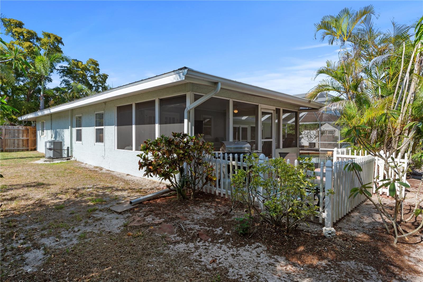 7860 HOLIDAY DR — photo 28