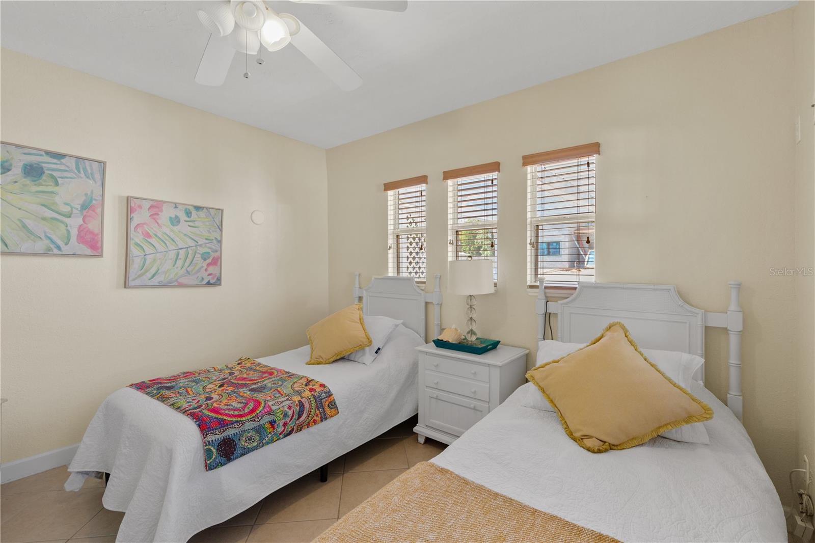 7860 HOLIDAY DR — photo 37