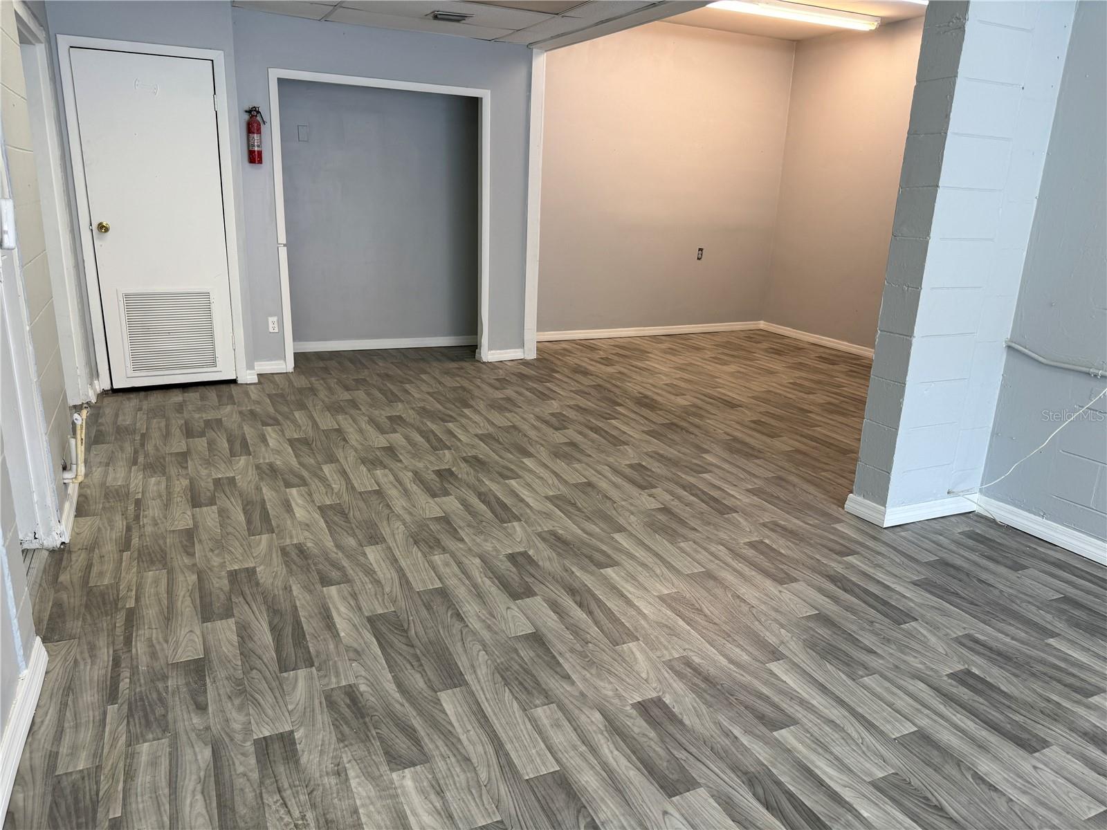 8610 N SUWANEE AVE — photo 30