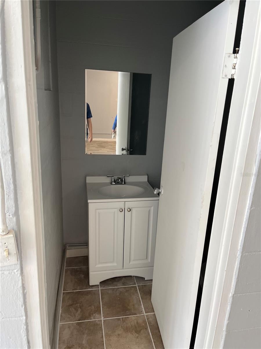 8610 N SUWANEE AVE — photo 33