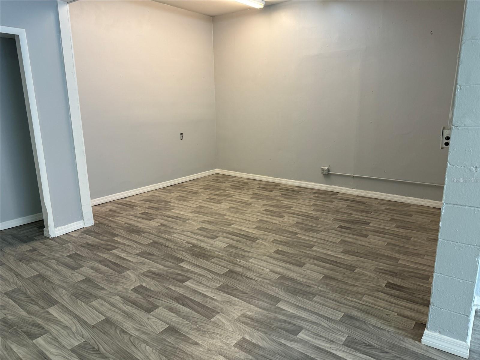 8610 N SUWANEE AVE — photo 27
