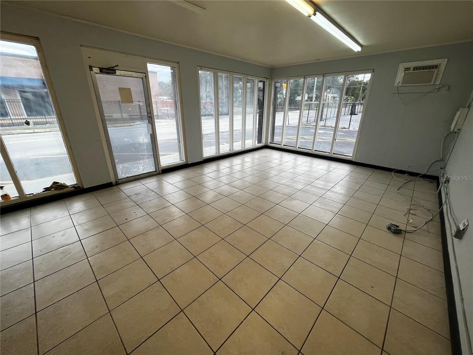 8610 N SUWANEE AVE — photo 18