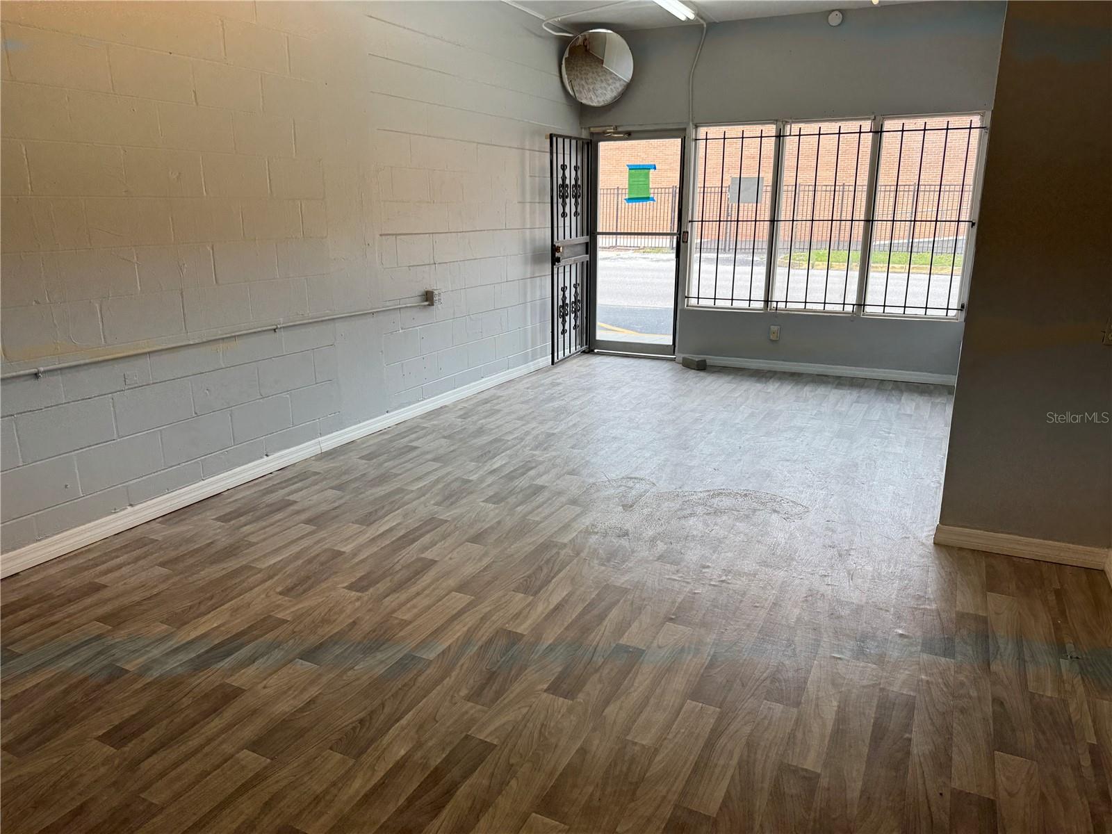 8610 N SUWANEE AVE — photo 26