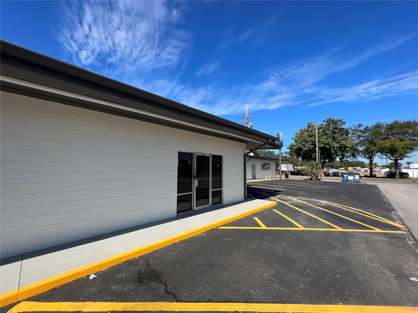 8610 N SUWANEE AVE — photo 10