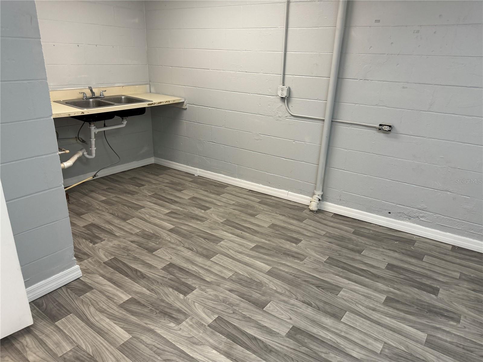 8610 N SUWANEE AVE — photo 32