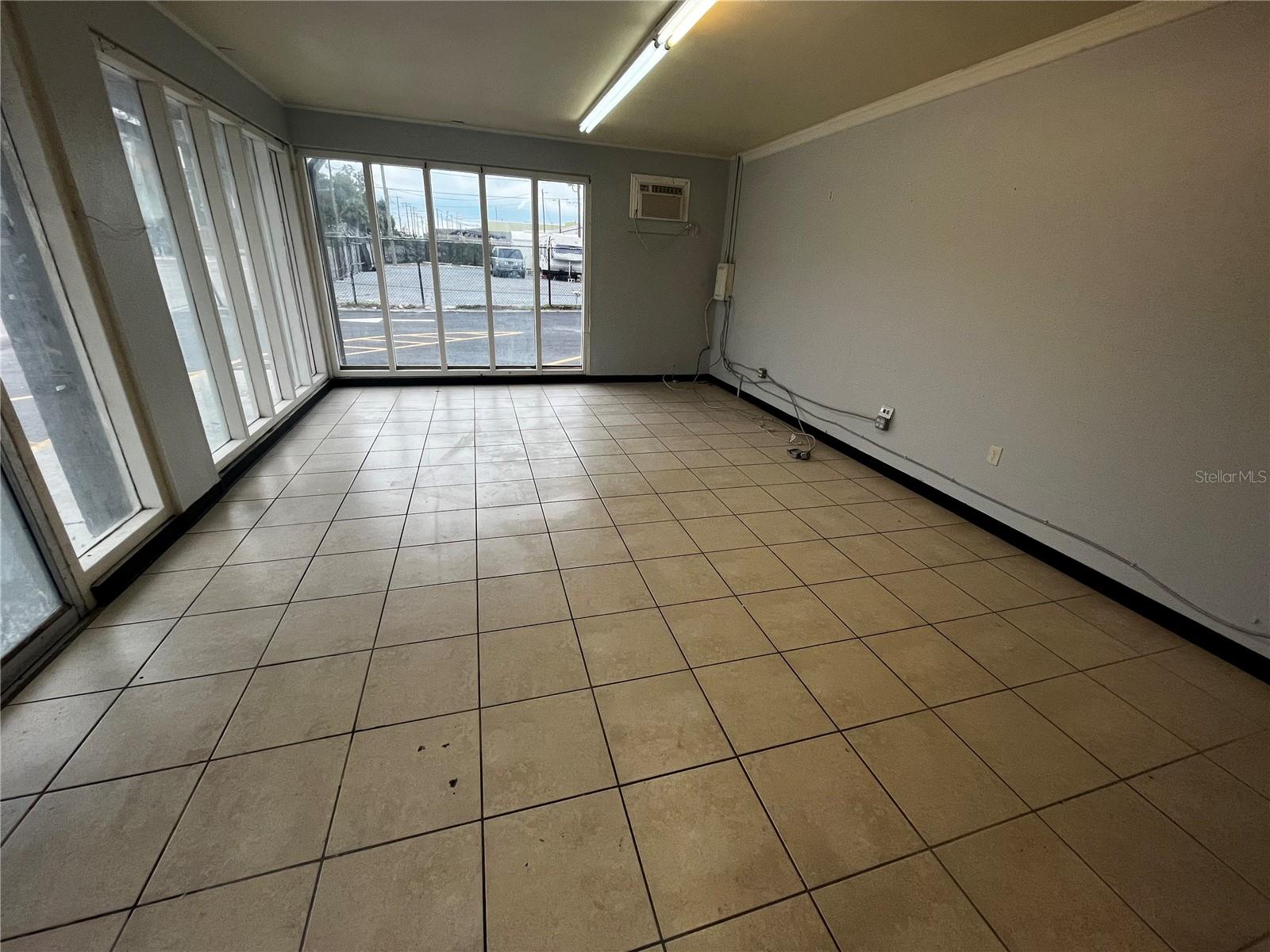 8610 N SUWANEE AVE — photo 17