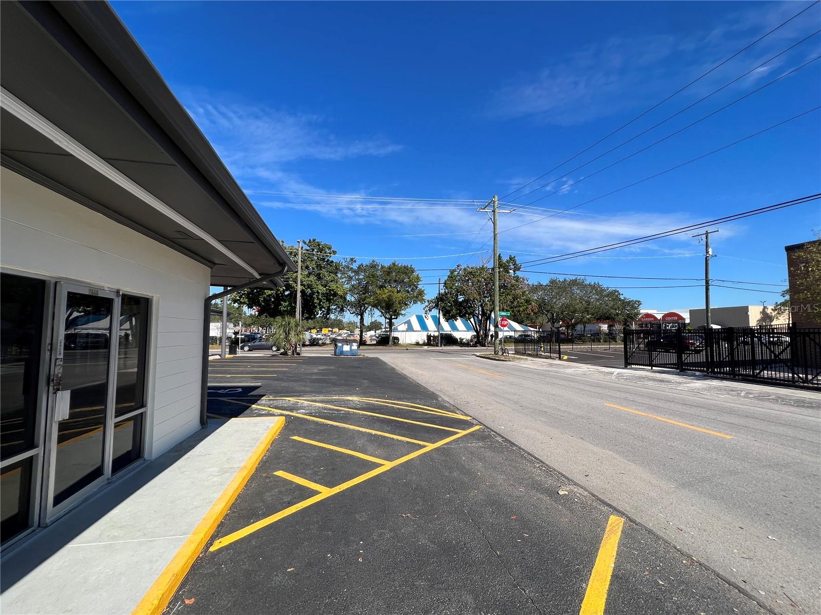 8610 N SUWANEE AVE — photo 11