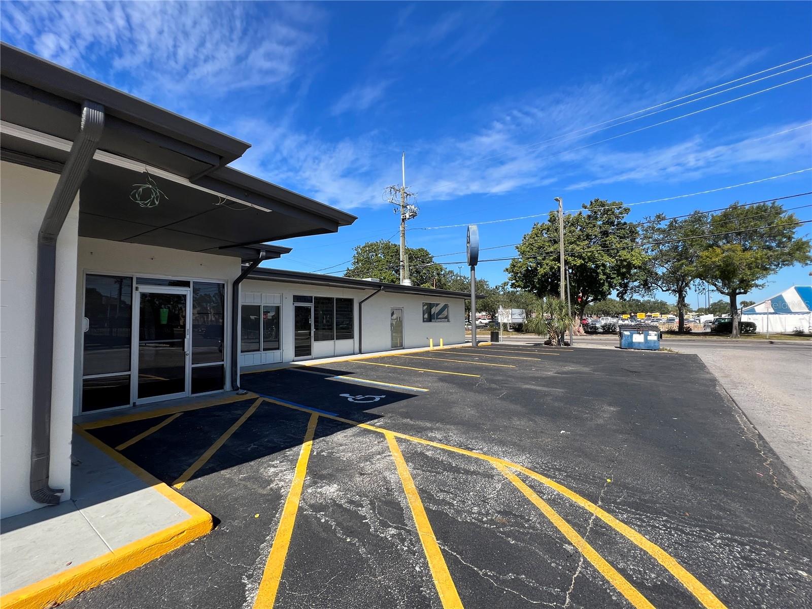 8610 N SUWANEE AVE — photo 12