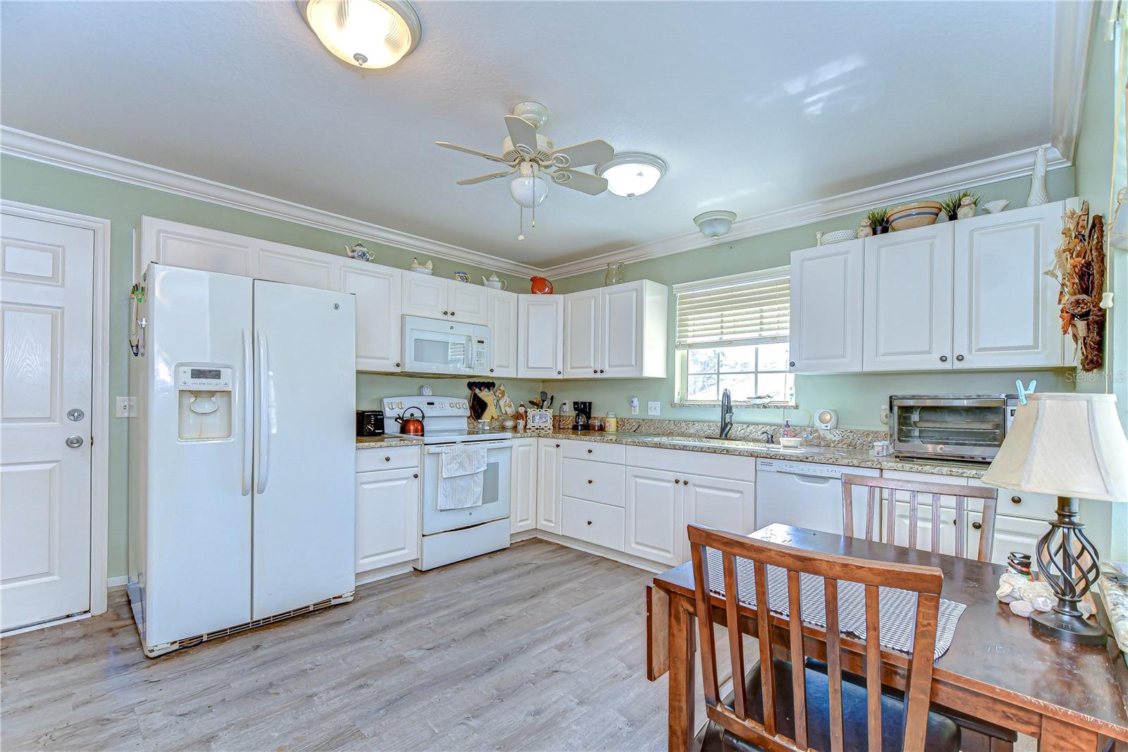 5906 GREENBRIAR CT — photo 7