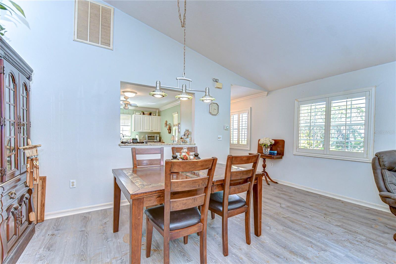 5906 GREENBRIAR CT — photo 4