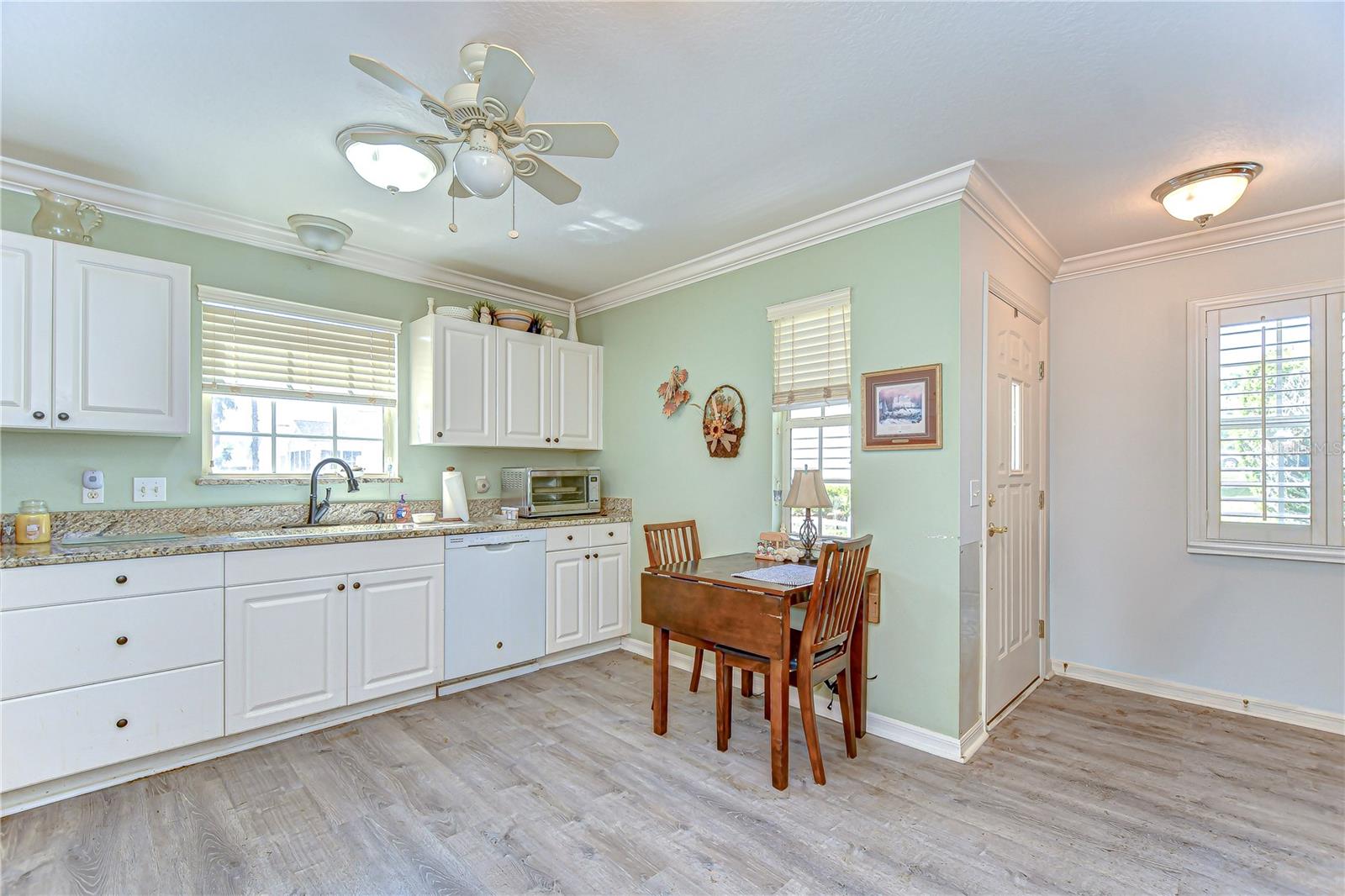 5906 GREENBRIAR CT — photo 8