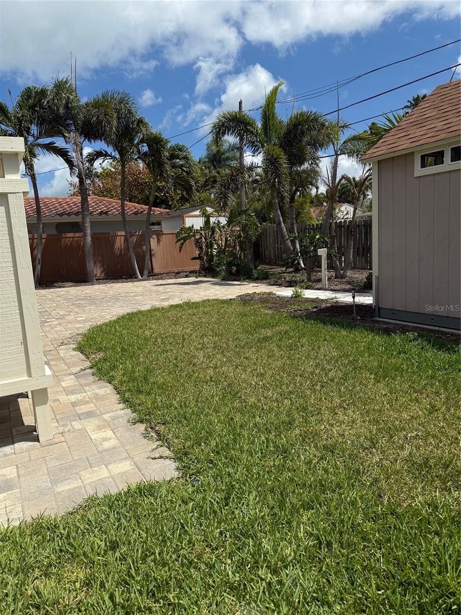 833 LANTANA AVE — photo 10