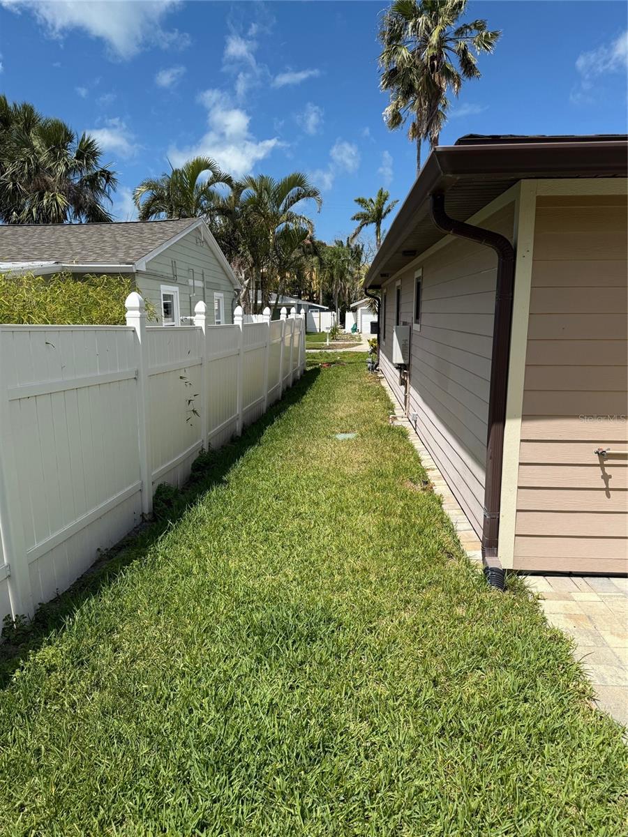 833 LANTANA AVE — photo 11