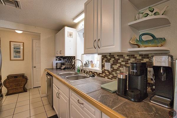 1 CAROLL CIR — photo 11