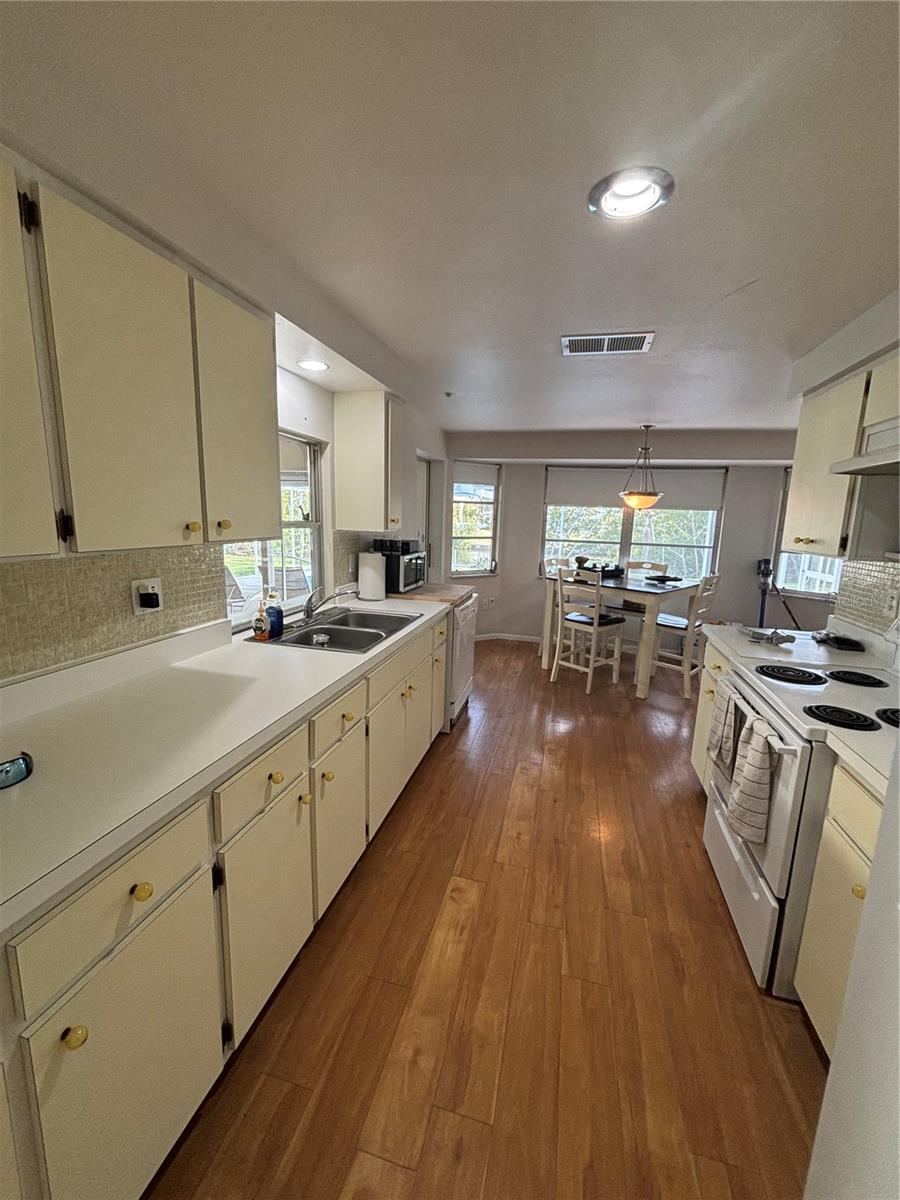 4411 DOLPHIN LN — photo 5