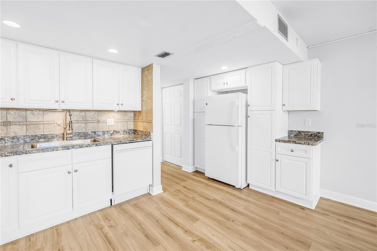 7625 SUN ISLAND DR S #106 — photo 5