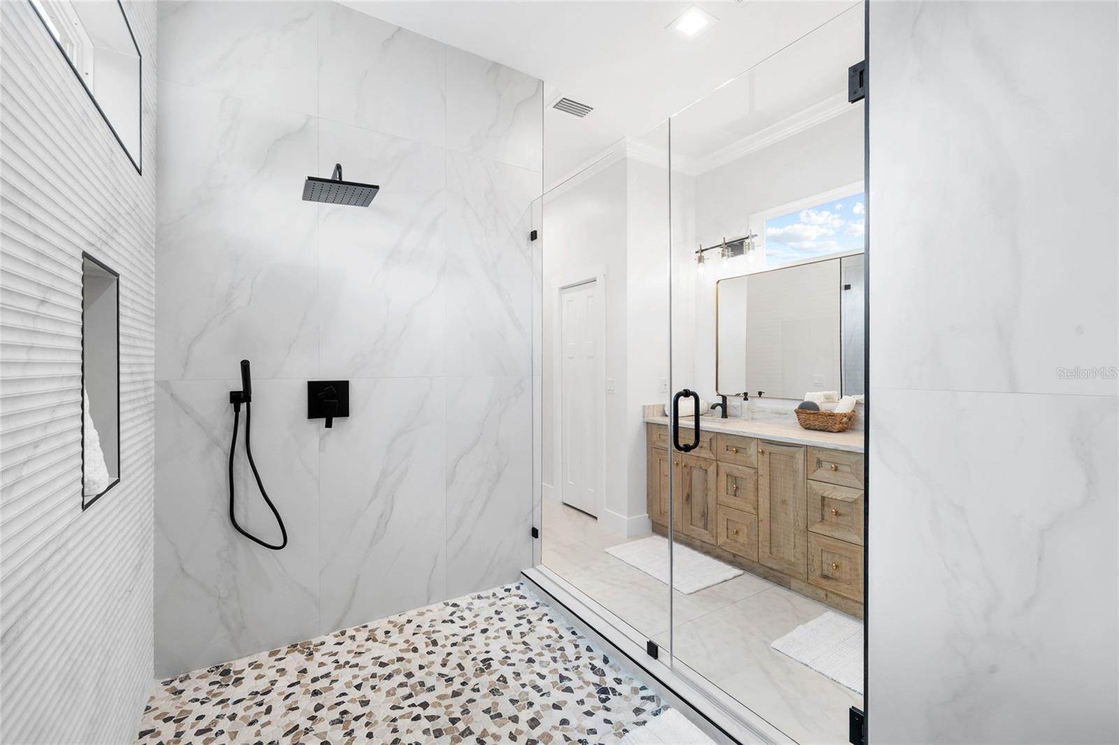 110 W HIAWATHA ST — photo 34