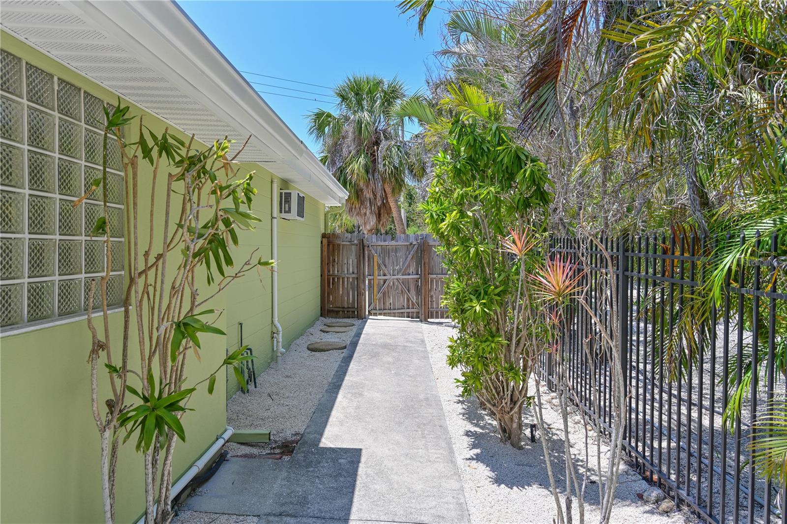 5924 GULF OF MEXICO DR — photo 31