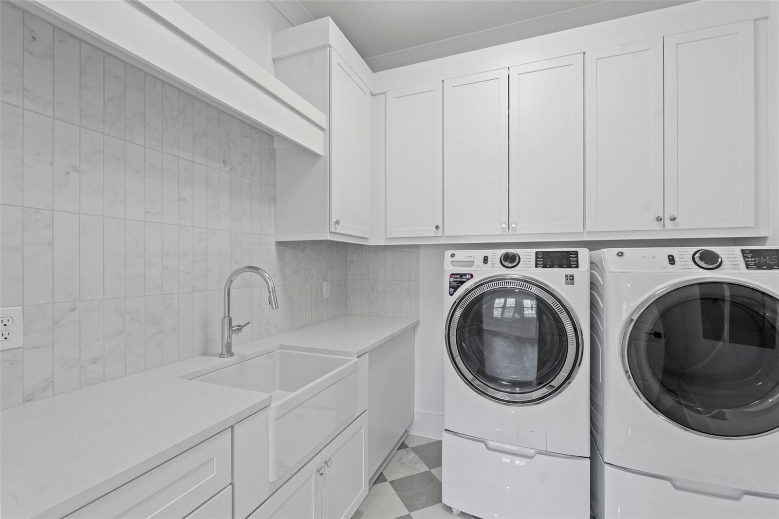 690 GENEVA PL — photo 30
