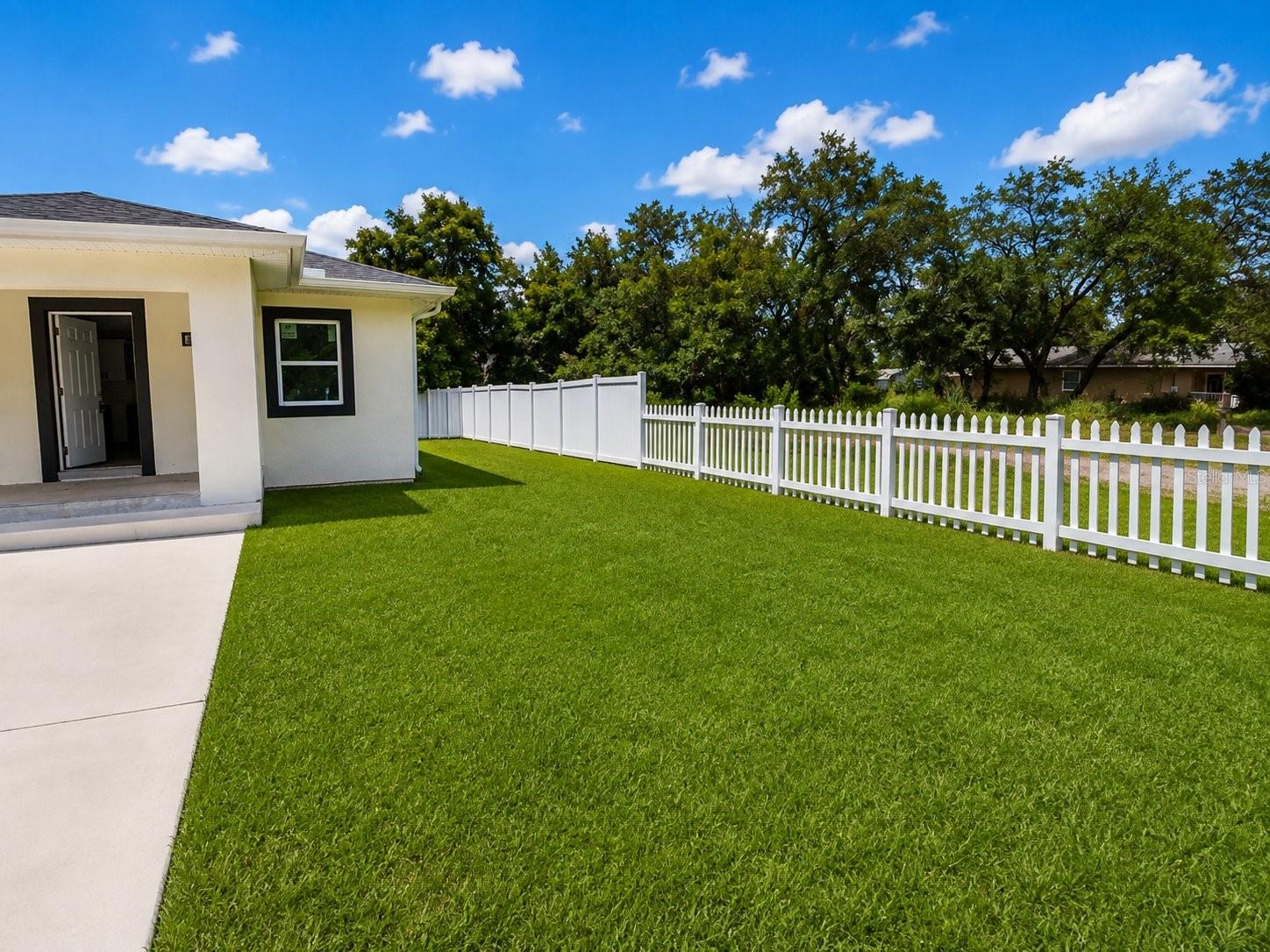 3704 SMITH TREE ST — photo 2