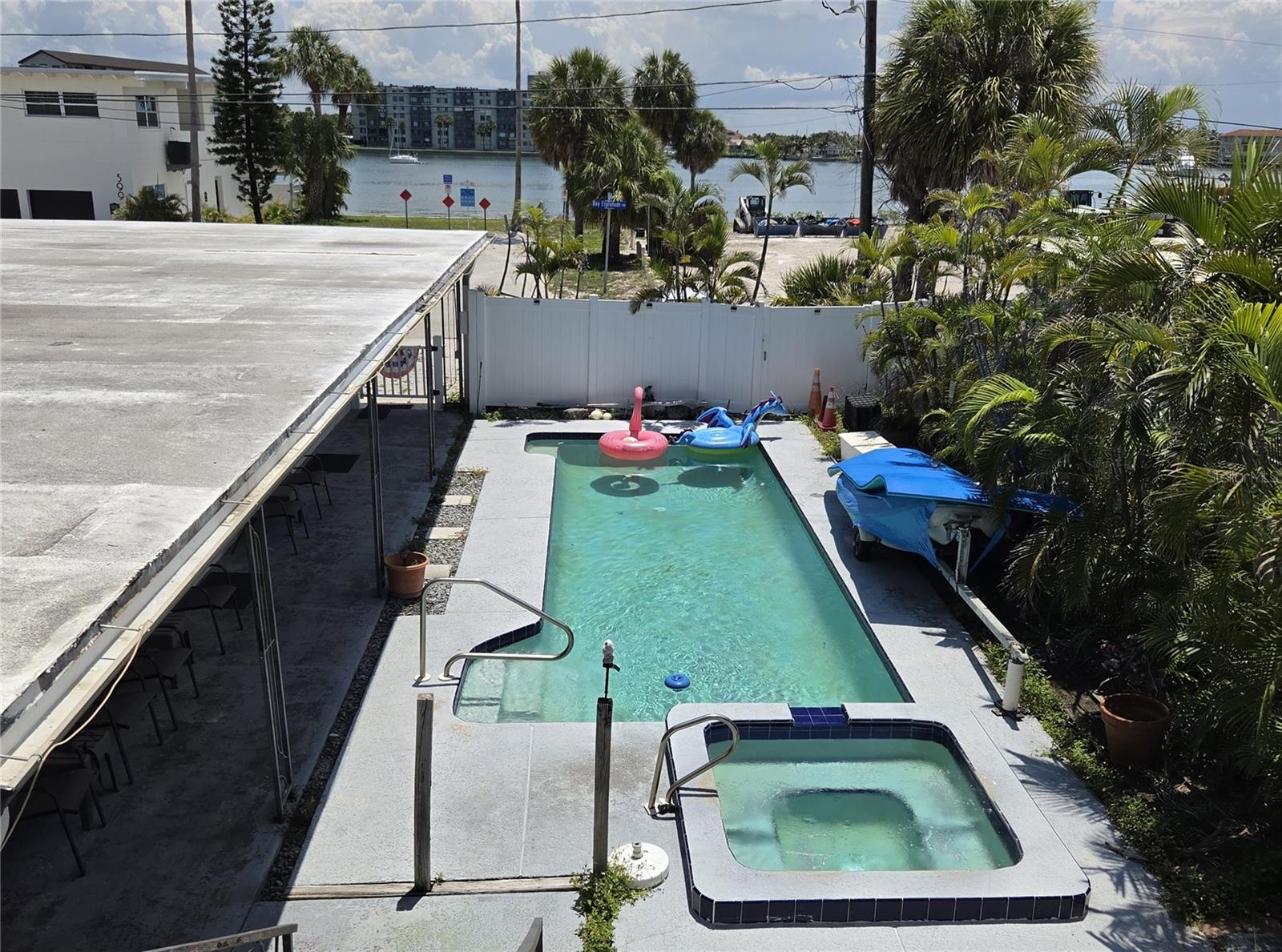580 BAY ESPLANADE — photo 2