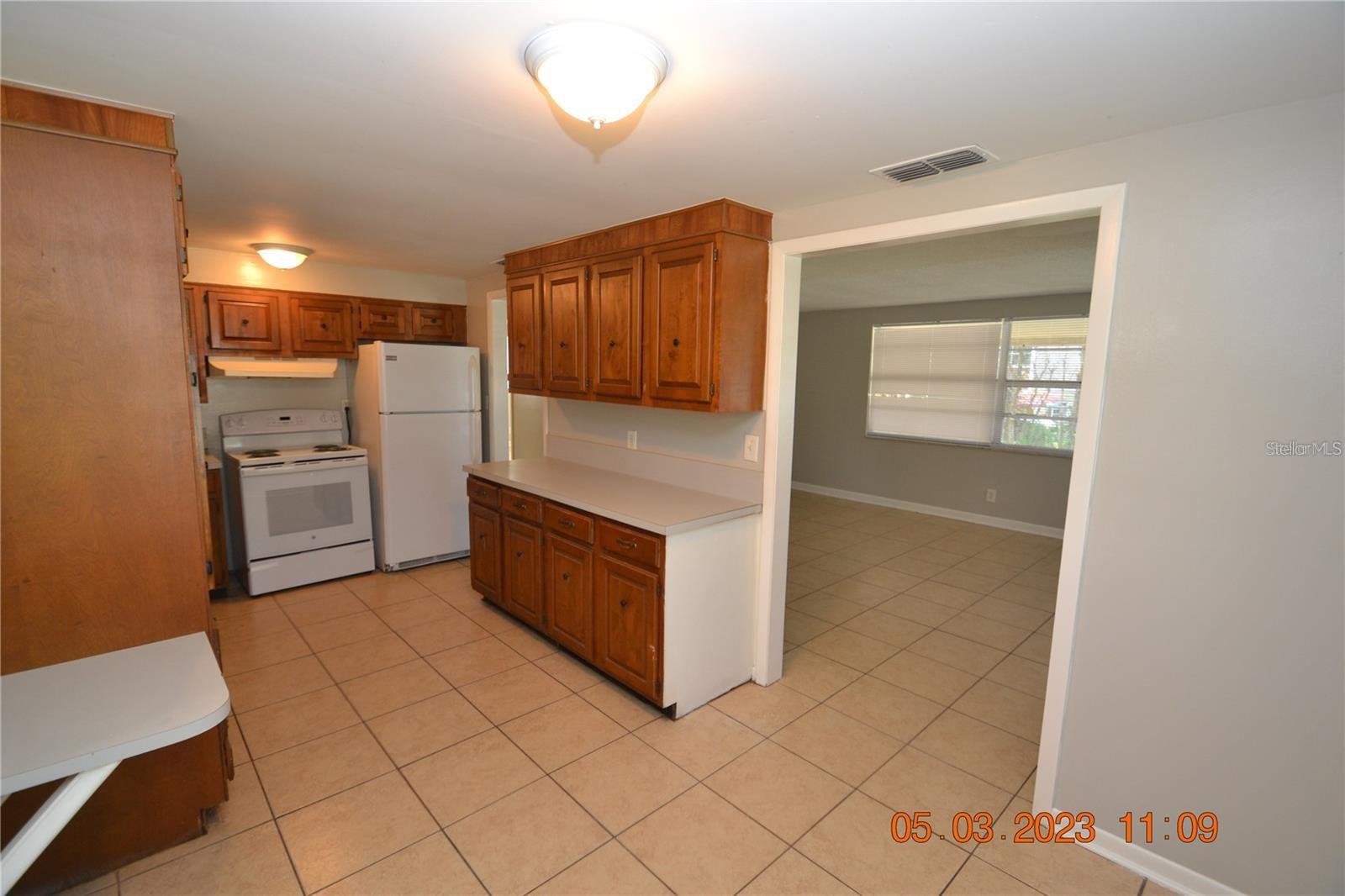 300 MIDWOOD DR — photo 2