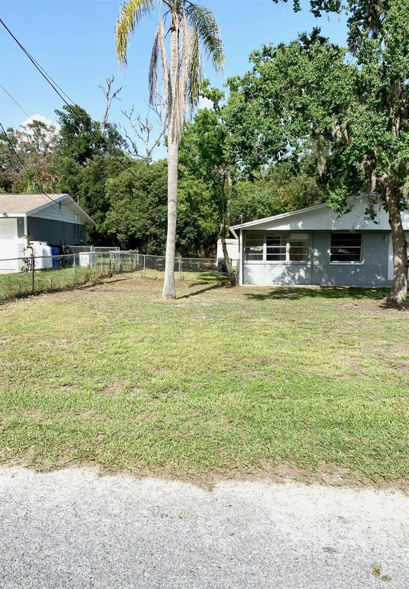 300 MIDWOOD DR — photo 35