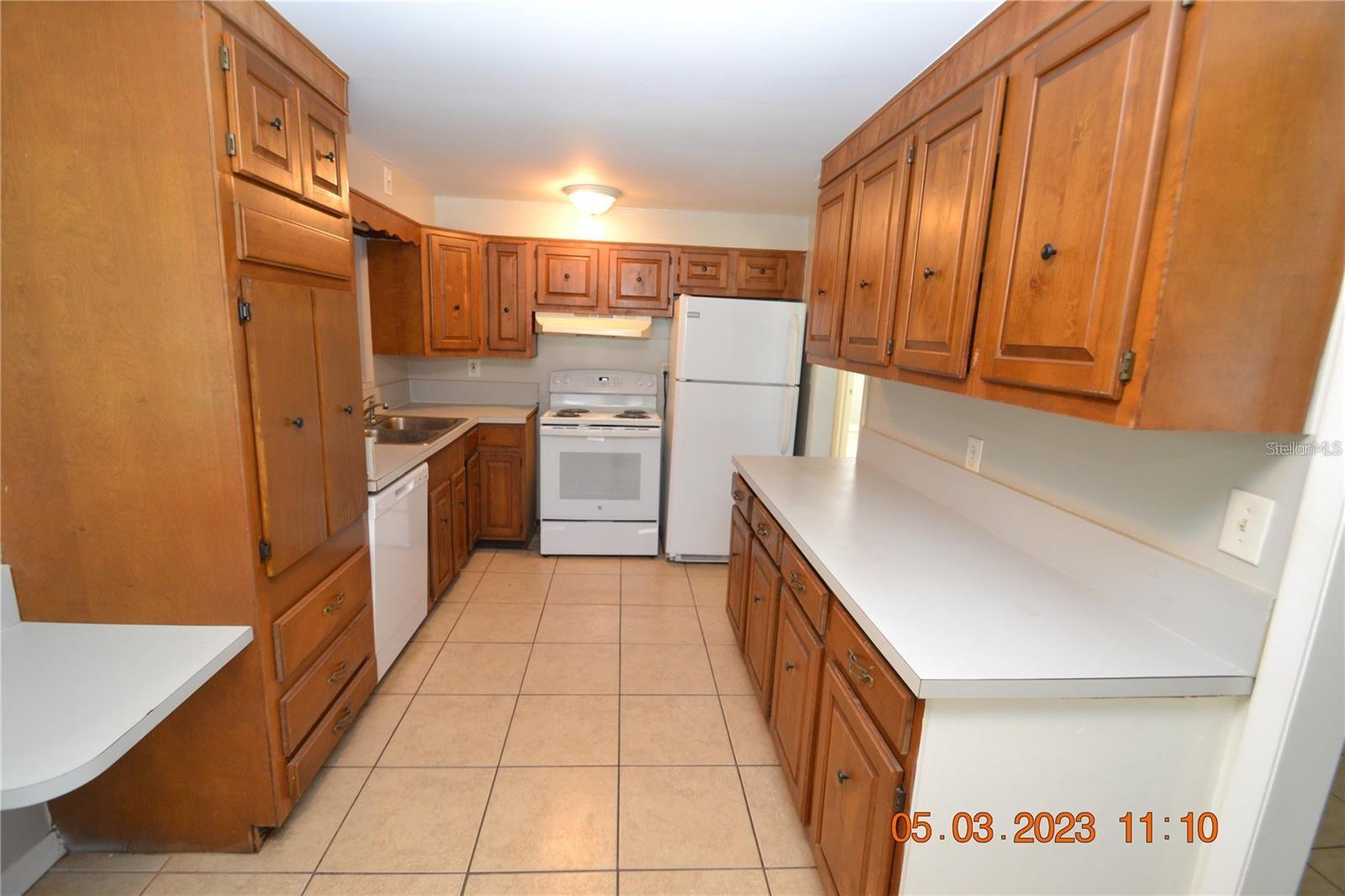 300 MIDWOOD DR — photo 3