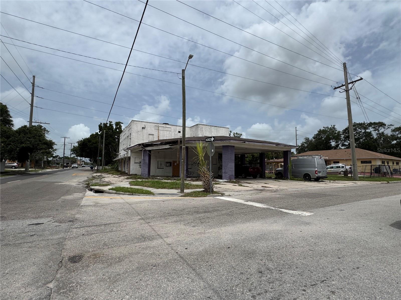 2804 E COLUMBUS DR — photo 9