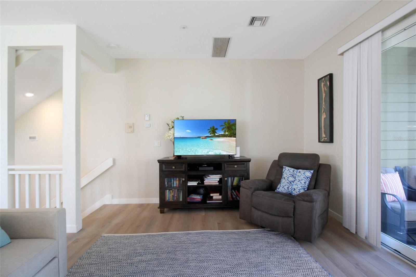 535 FOREST WAY — photo 8
