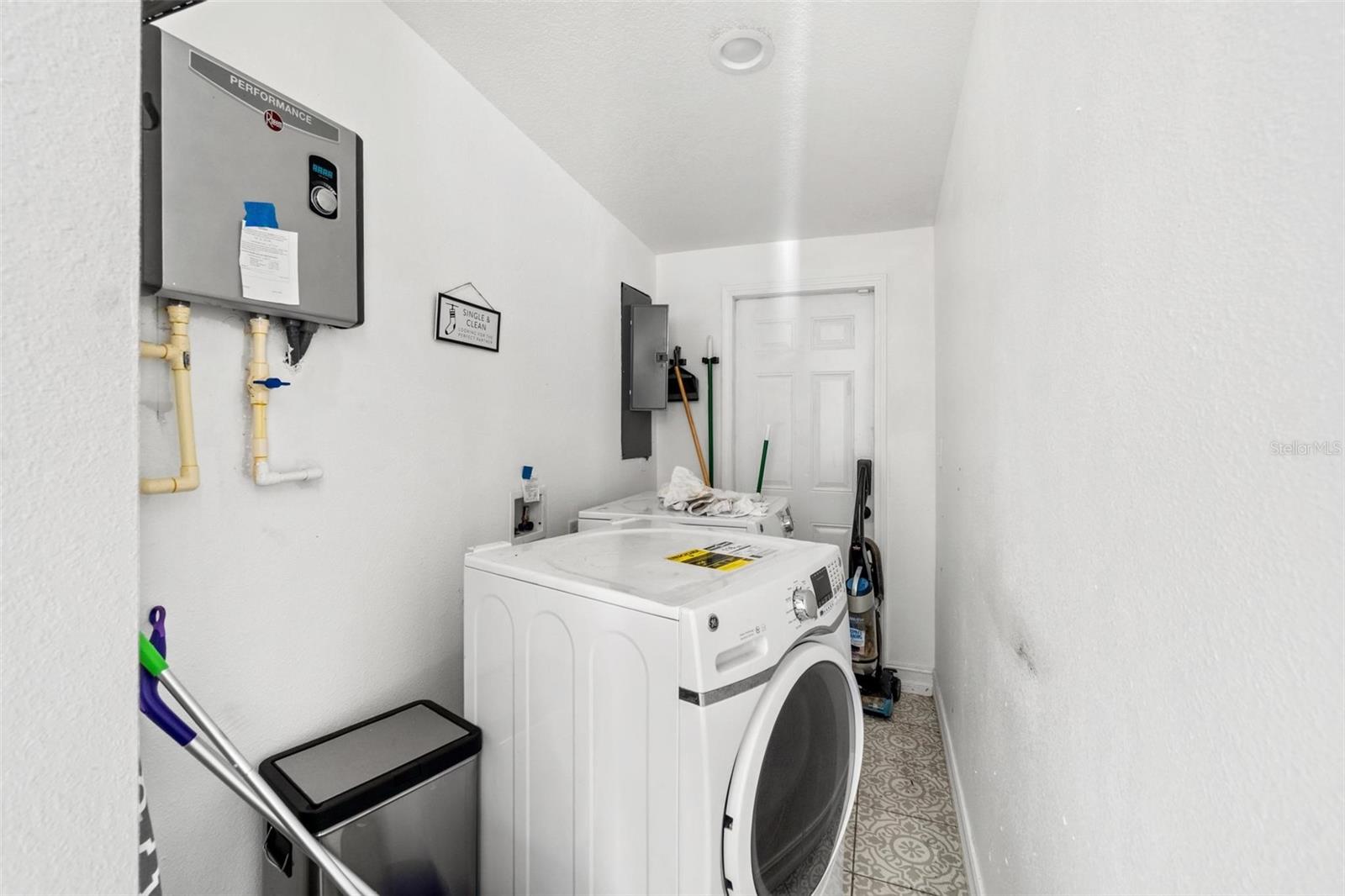 6426 S HIMES AVE — photo 15