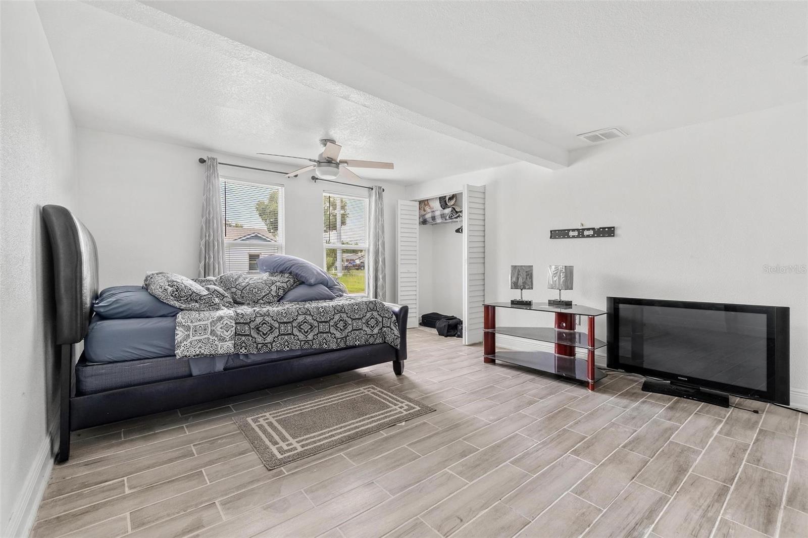 6426 S HIMES AVE — photo 10